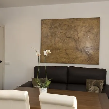 图里斯提科卡里法尔公寓 *